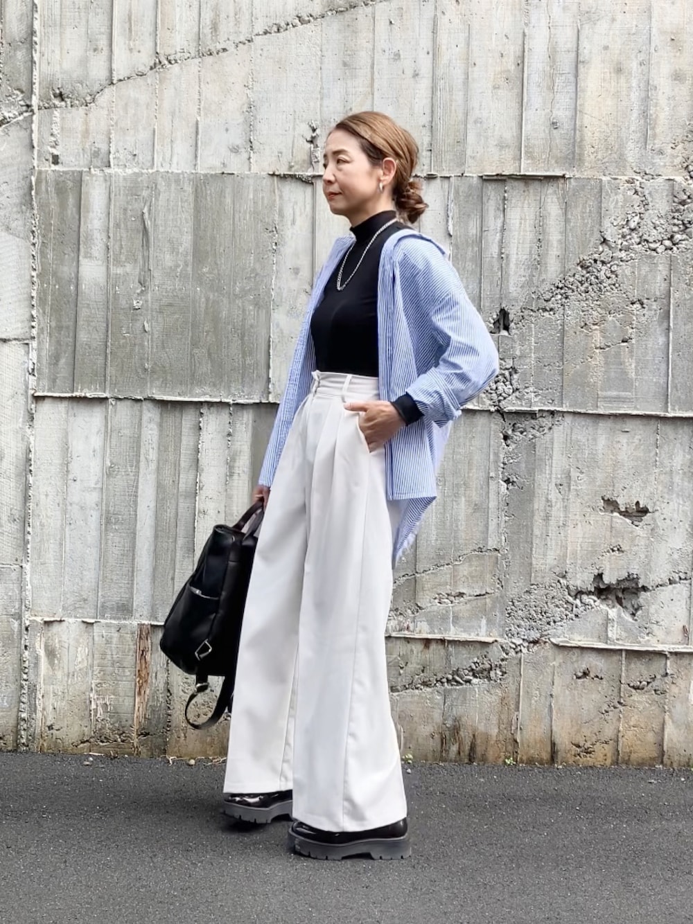 ホワイト系のその他パンツ、ブルー系のシャツ/ブラウス、ブラック系のトップスを着用したレディースの冬コーディネートの1枚目の写真