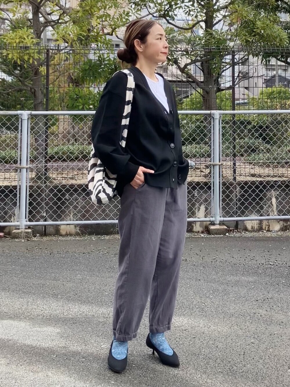 グレー系のパンツ、ホワイト系のTシャツ/カットソー、ブルー系のソックス/靴下を着用したレディースの冬コーディネートの1枚目の写真