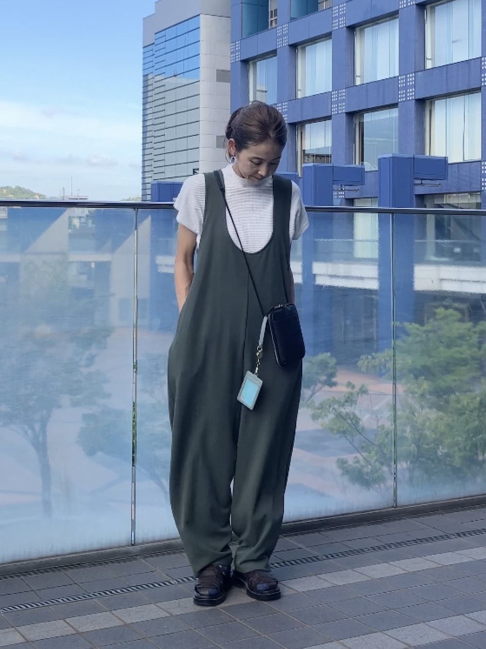 「オールインワン、サロペット、apretro、スマホショルダー、rickers、柄ソックス、Sockwell、40代ファッション、アラフィフ」｜「ap retroのZIPあきルーズサロペット（つなぎ/オールインワン、グリーン系）」を使った、まゆみんさん（レディース・160cm）の夏コーディネートの1枚目の写真
