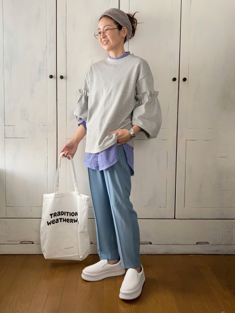 グレー系のTシャツ/カットソー、ブルー系のシャツ/ブラウス、ブルー系のスーツセットを着用したレディースの冬コーディネートの1枚目の写真