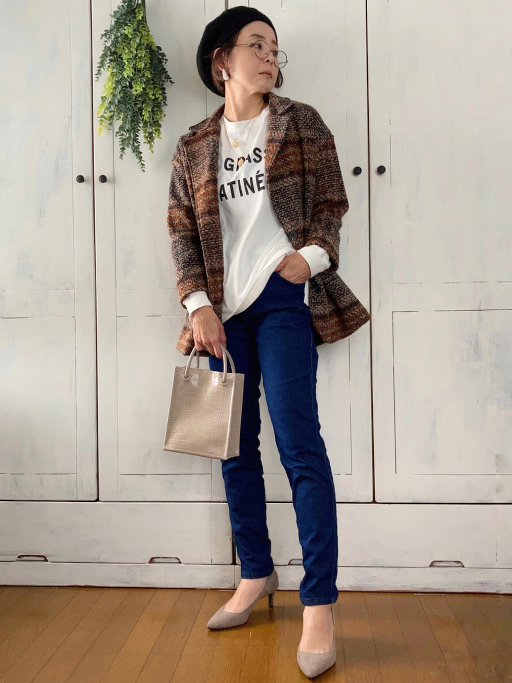 ブラウン系のテーラードジャケット、ホワイト系のTシャツ/カットソー、ブルー系のデニムパンツを着用したレディースの秋コーディネートの1枚目の写真