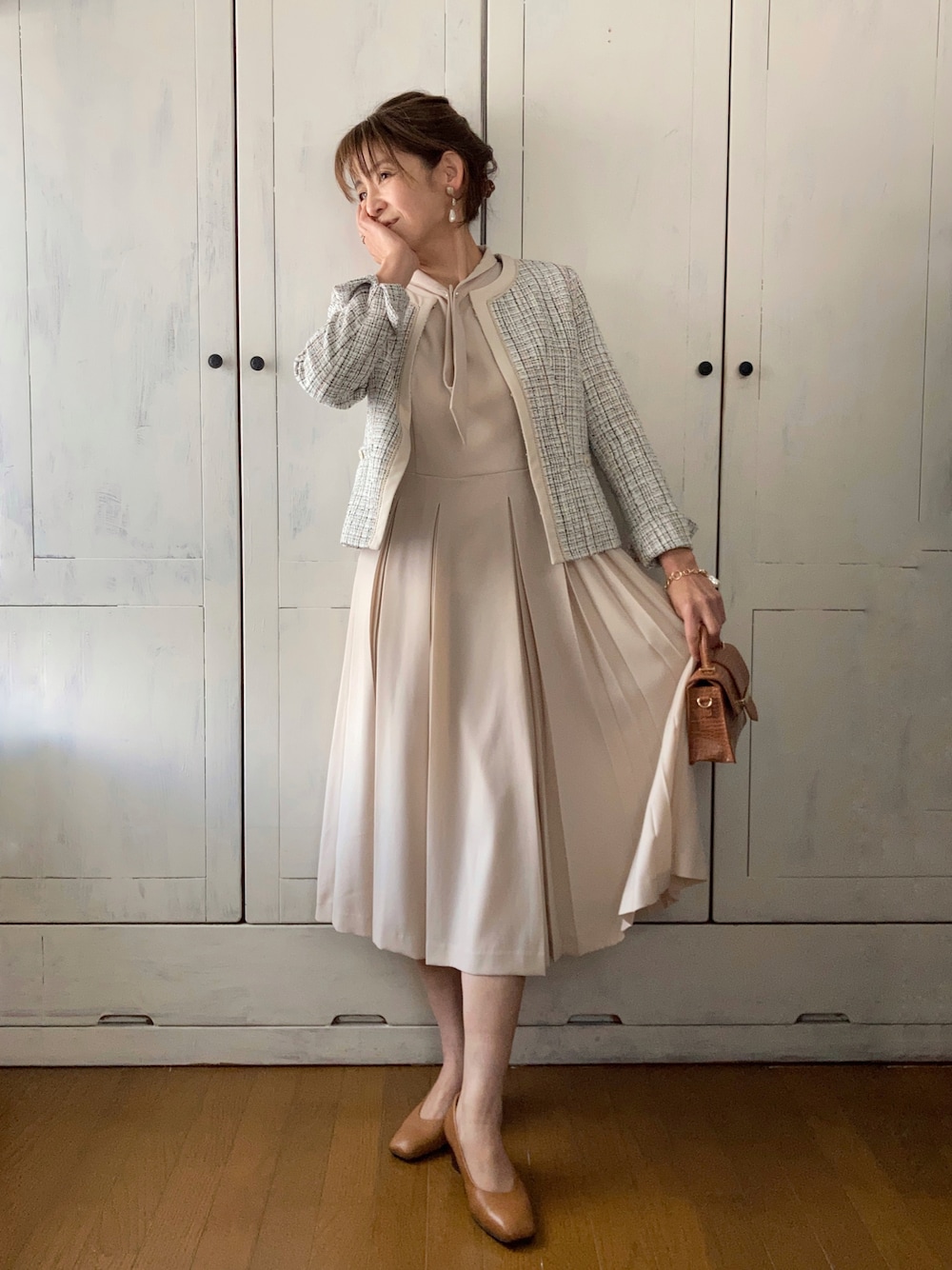 ブルー系のスーツセット、ベージュ系のワンピース、ベージュ系のパンプスを着用したレディースの春コーディネートの1枚目の写真