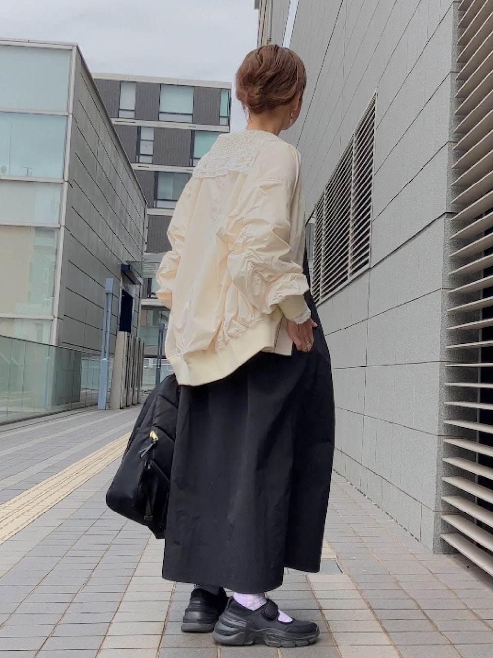 ホワイト系のMA-1、ホワイト系のシャツ/ブラウス、ブラック系のワンピース/ドレスを着用したレディースの春コーディネートの1枚目の写真