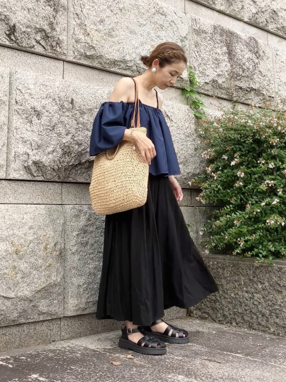 ブルー系のその他トップス、ブラック系のワンピース、ベージュ系のバッグを着用したレディースの夏コーディネートの1枚目の写真