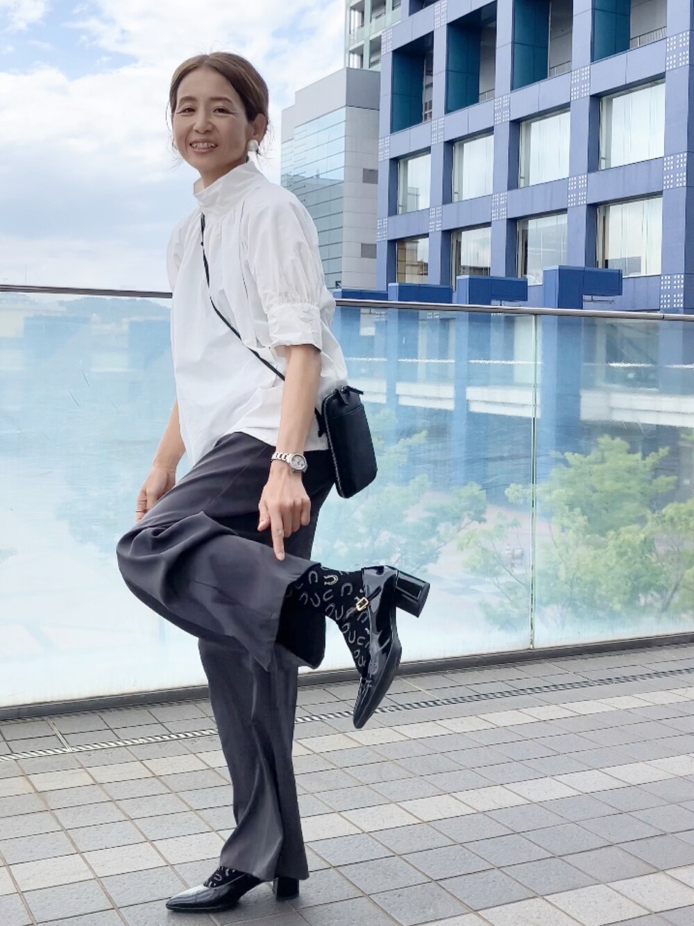 ホワイト系のシャツ/ブラウス、ブラック系のバッグ、ブラック系のシューズを着用したレディースの夏コーディネートの1枚目の写真