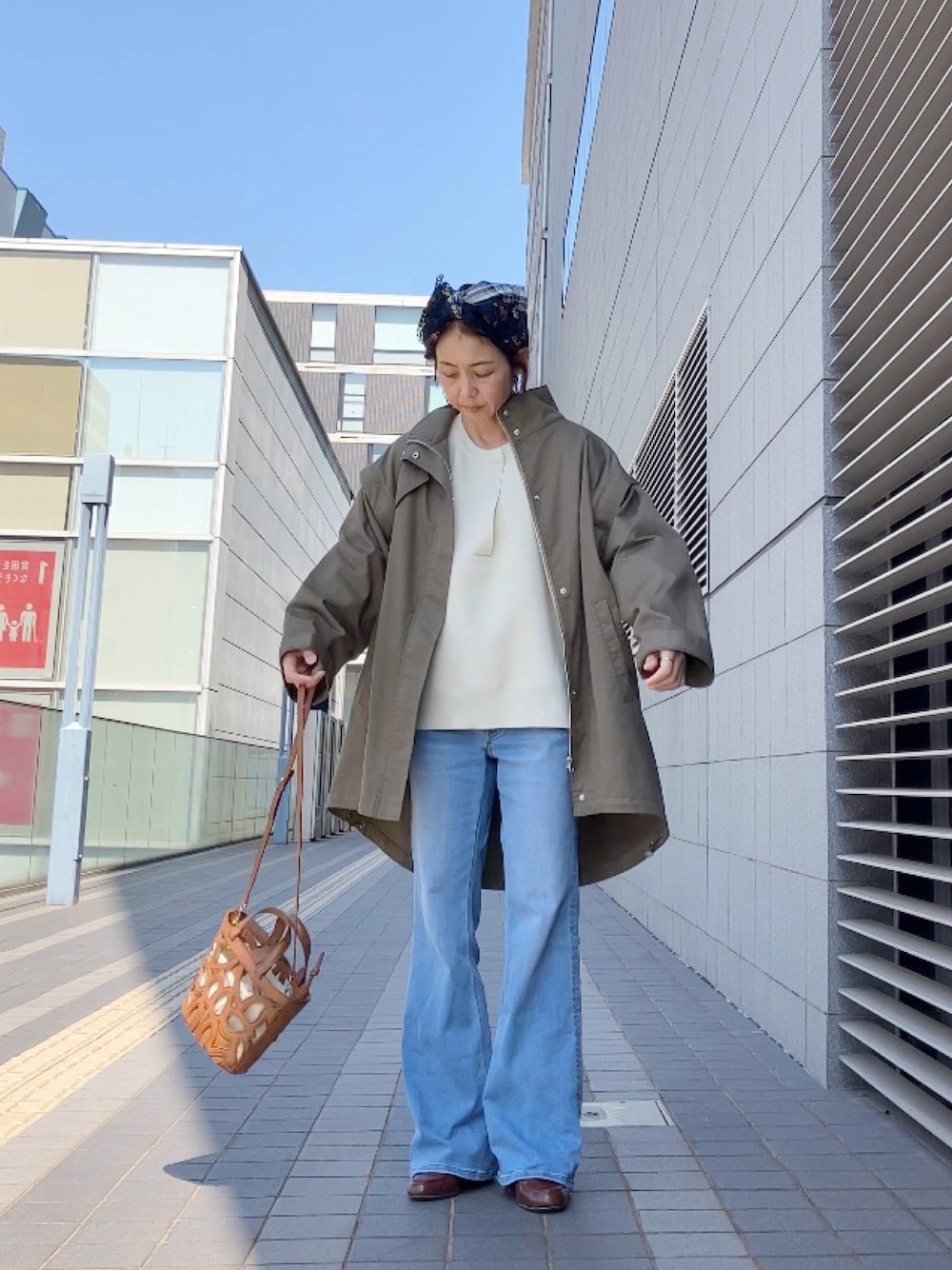 「apretro、ミリタリー、ブルゾン、M65、ヘアバンド、エドウィン、EDWIN、フレアパンツ、ZARA、カットワーク、ザラ、春アウター」｜「ap retroの2WAYブルゾン　M65　ミリタリーベスト（ミリタリージャケット、グリーン系）」を使った、まゆみんさん（レディース・160cm）の春コーディネートの1枚目の写真