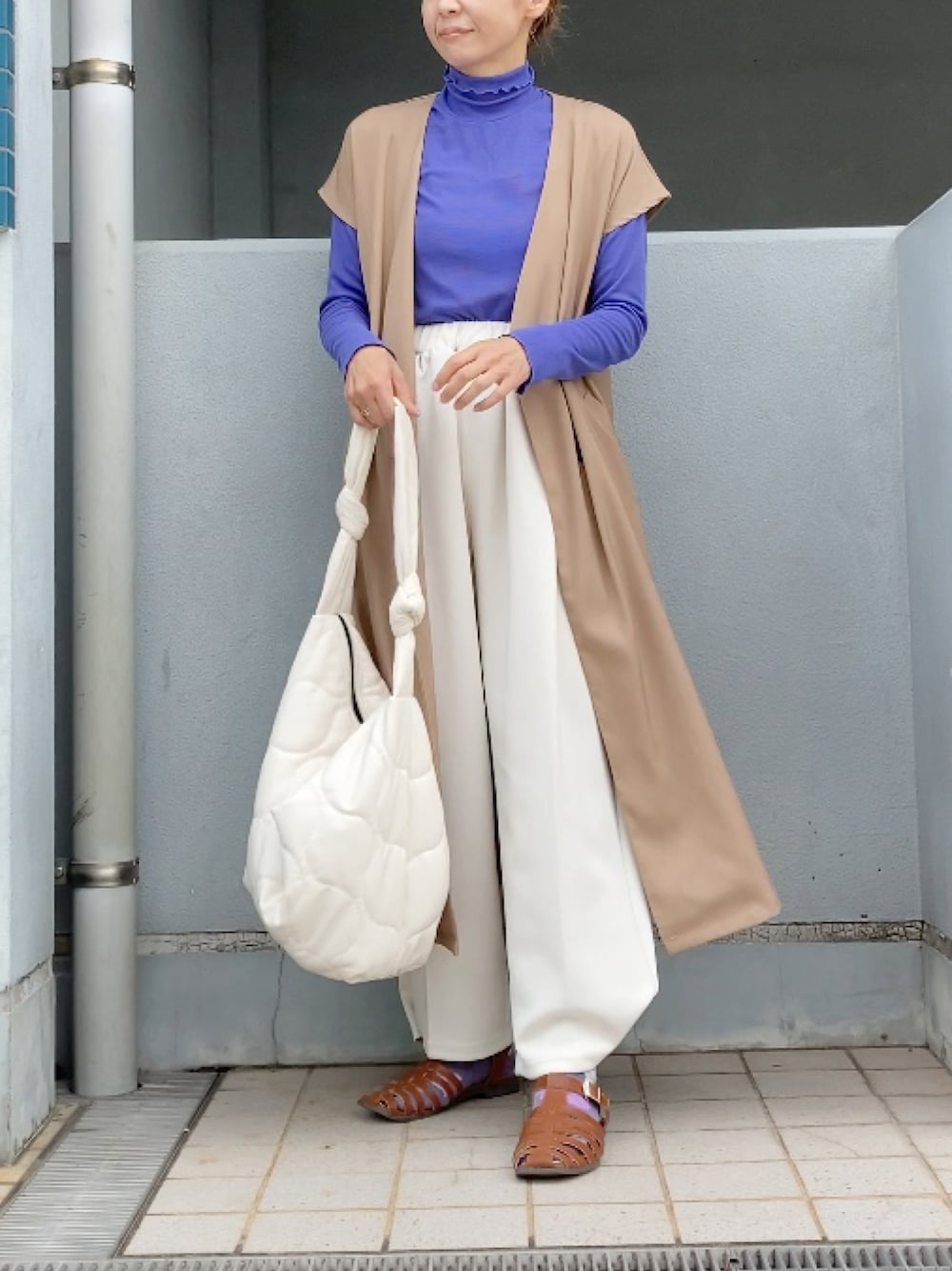 「バルーンパンツ、apretro、白パンツ、ジレ、ECRIRE、キルティングバッグ、LACVERT、ハイネックTシャツ、タートルネック、GU、パープル」｜「ECRIREの【TOMOコラボ】サイドスリットロングジレベスト（ワンピース、ベージュ系）」を使った、まゆみんさん（レディース・160cm）の夏コーディネートの1枚目の写真
