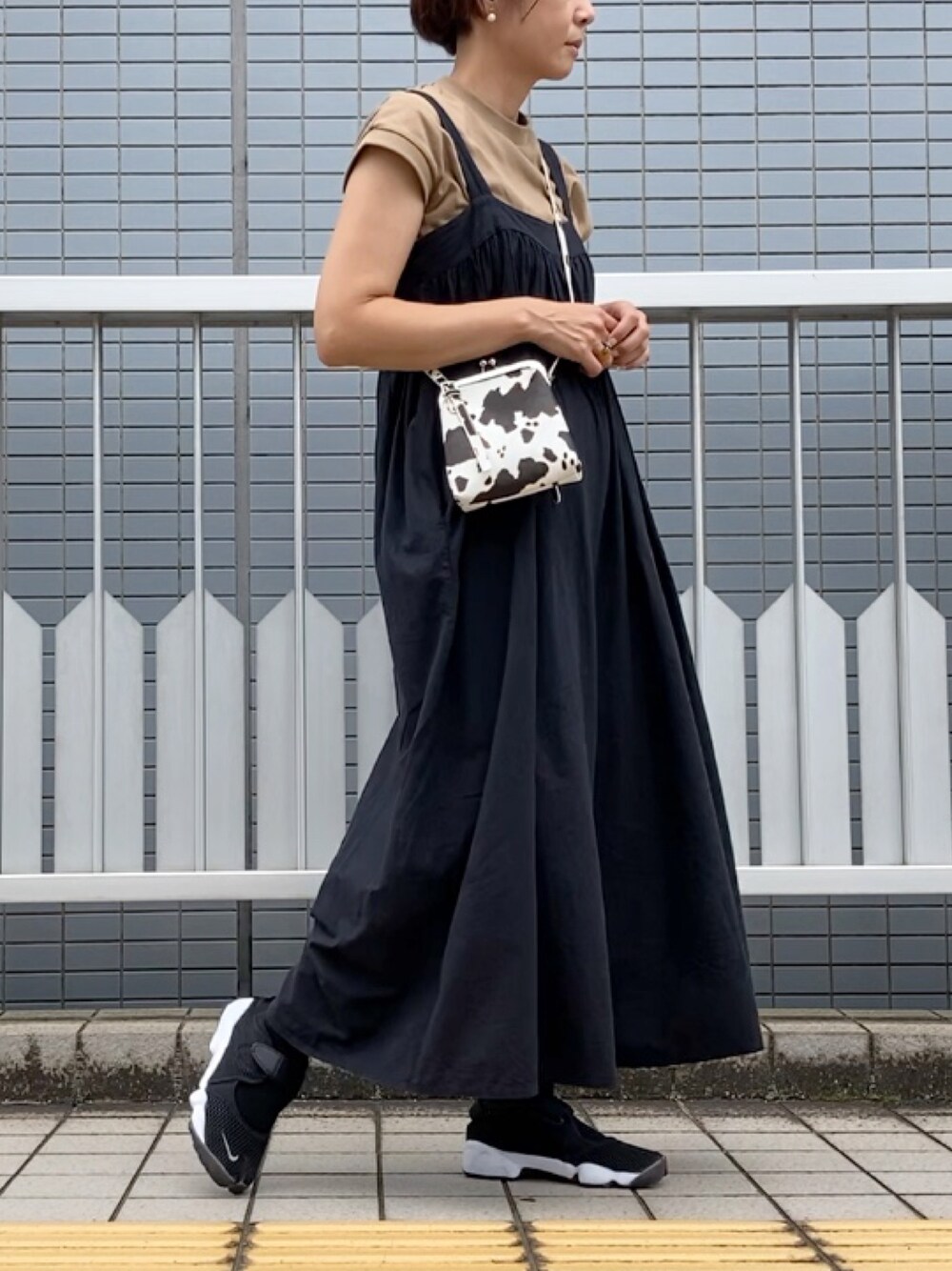 ブラック系のサロペット/オーバーオール、その他のショルダーバッグ、ブラック系のサンダルを着用したレディースの夏コーディネートの1枚目の写真