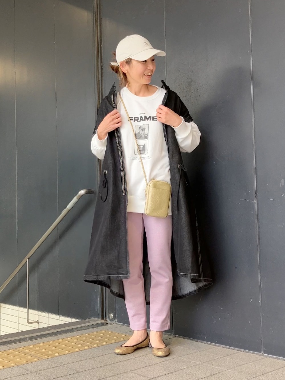「旅行コーデ、パンプス、ゴールド、ButterflyTwists、ピンクパンツ、ARIKI、ラクチンコーデ、キャップ、NEW ERA、スウェット、apretro、40代ファッション」｜「BUTTERFLY TWISTSのSOPHIA NP_BLK/GLD（シューズ、ゴールド系）」を使った、まゆみんさん（レディース・160cm）の春コーディネートの1枚目の写真