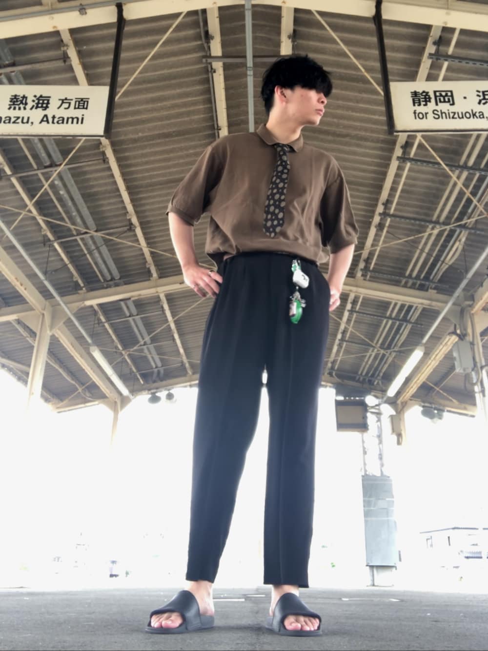 スラックスを使った「下北沢古着屋」の人気ファッションコーディネート