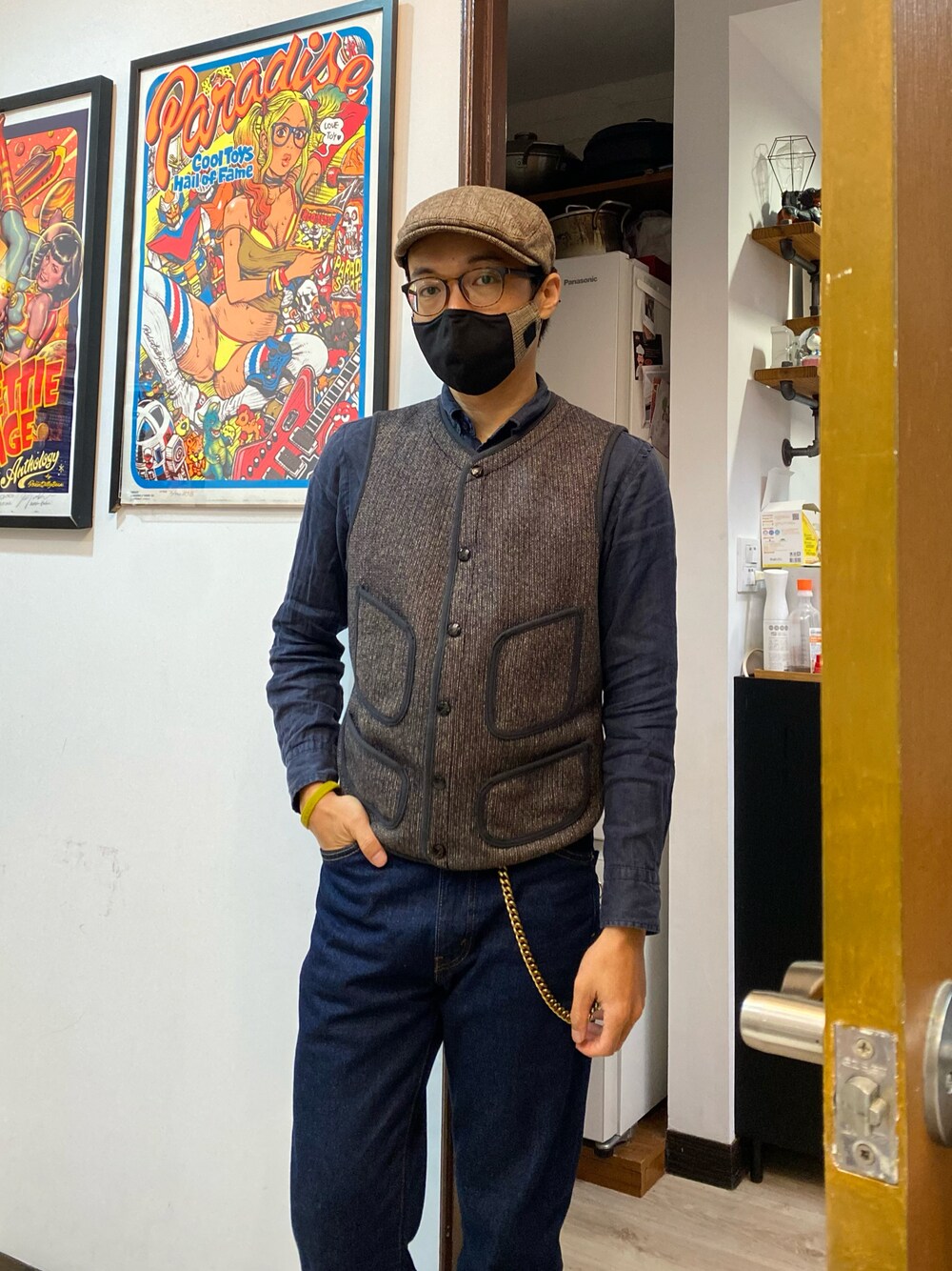 ブルー系のデニムパンツ、その他のベスト、その他のブーツを着用したメンズの冬コーディネートの1枚目の写真