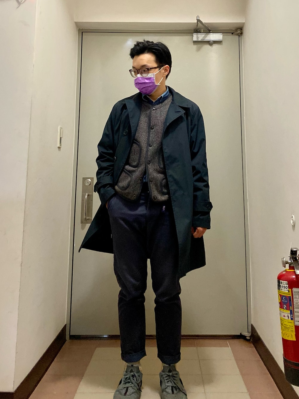 グレー系のベスト、ブラック系のその他パンツ、グレー系のシューズを着用したメンズの冬コーディネートの1枚目の写真