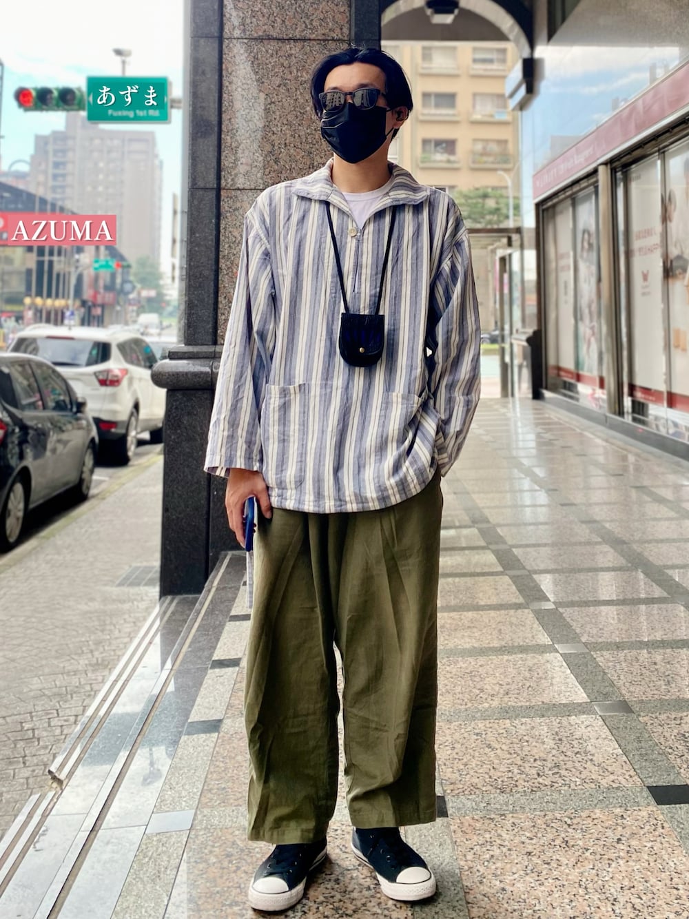 ブラック系のスニーカー、グリーン系のパンツ、ホワイト系のシャツ/ブラウスを着用したメンズの冬コーディネートの1枚目の写真