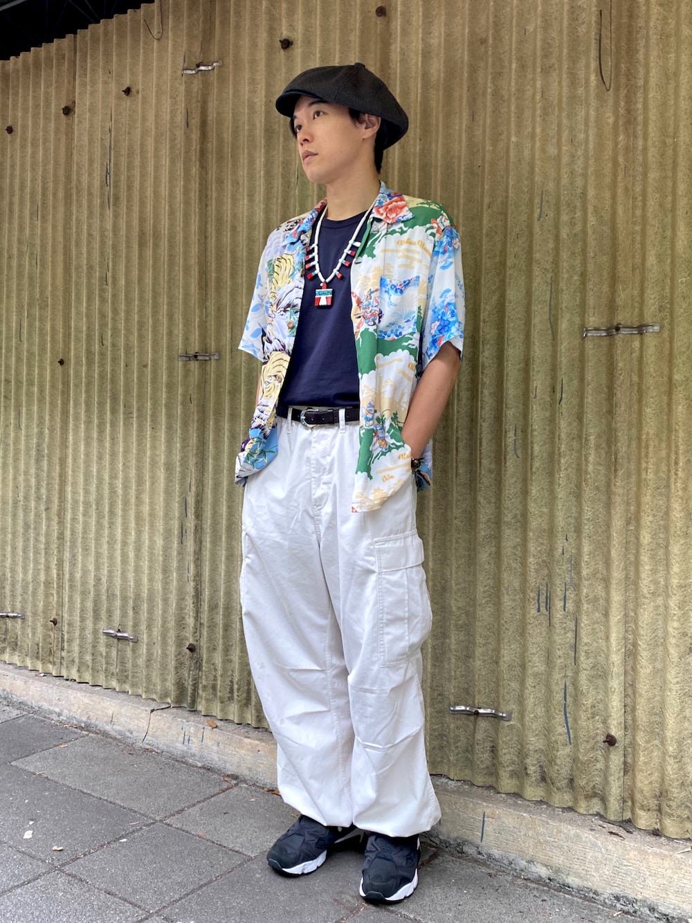 ホワイト系のパンツ、その他のシャツ/ブラウス、ブラック系のスニーカーを着用したメンズの夏コーディネートの1枚目の写真
