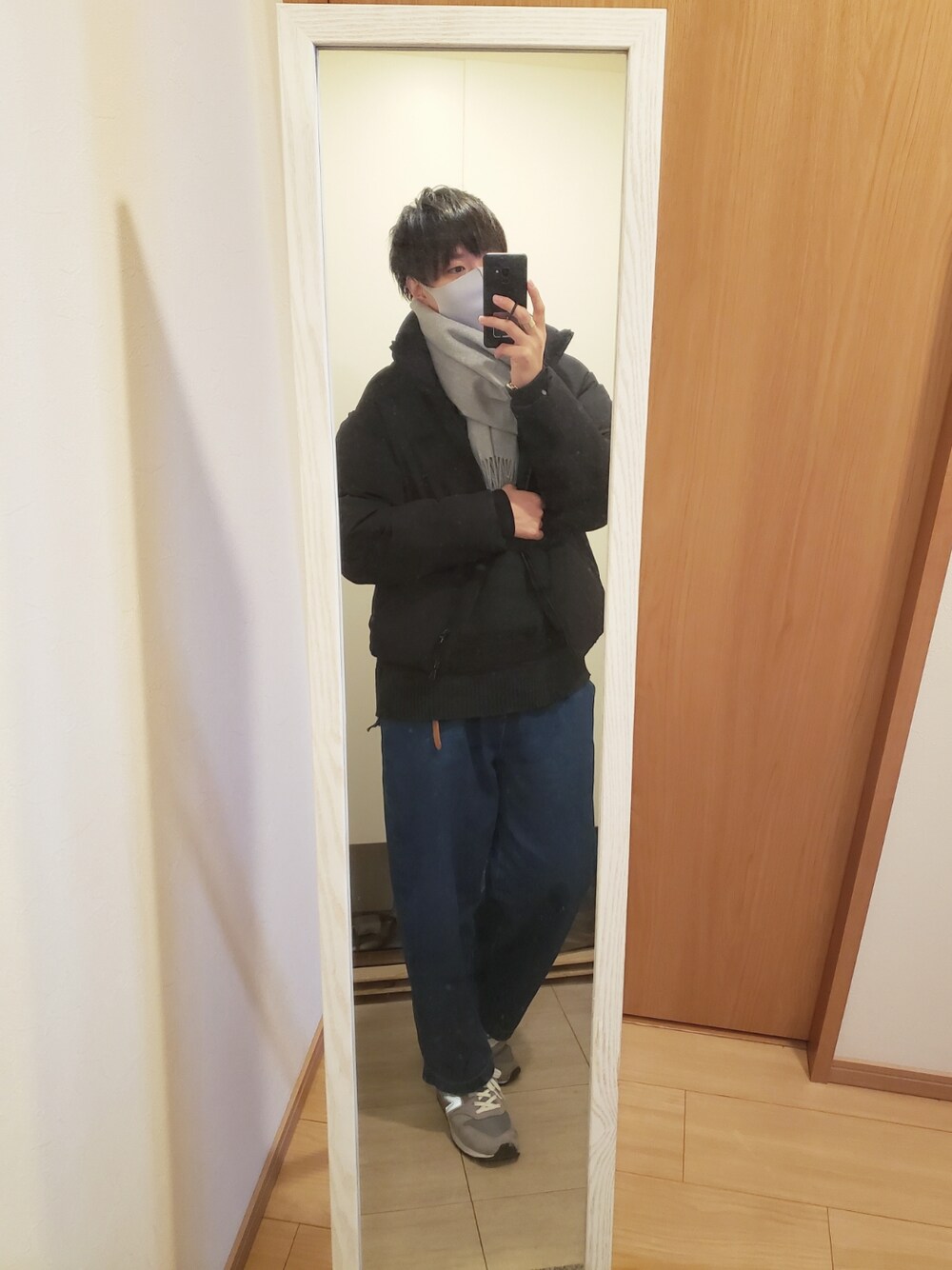 「ダウンジャケット、デニムパンツ、マフラー、New Balance、ワイドデニム、シンプルコーデ、シンプル、いいね、save、フォローお願いします🤑」｜「MONO-MARTのワイドテーパードバルーンデニムパンツ(10oz DENIM)（デニムパンツ、ブルー系）」を使った、fumiさん（メンズ・170cm）の冬コーディネートの1枚目の写真