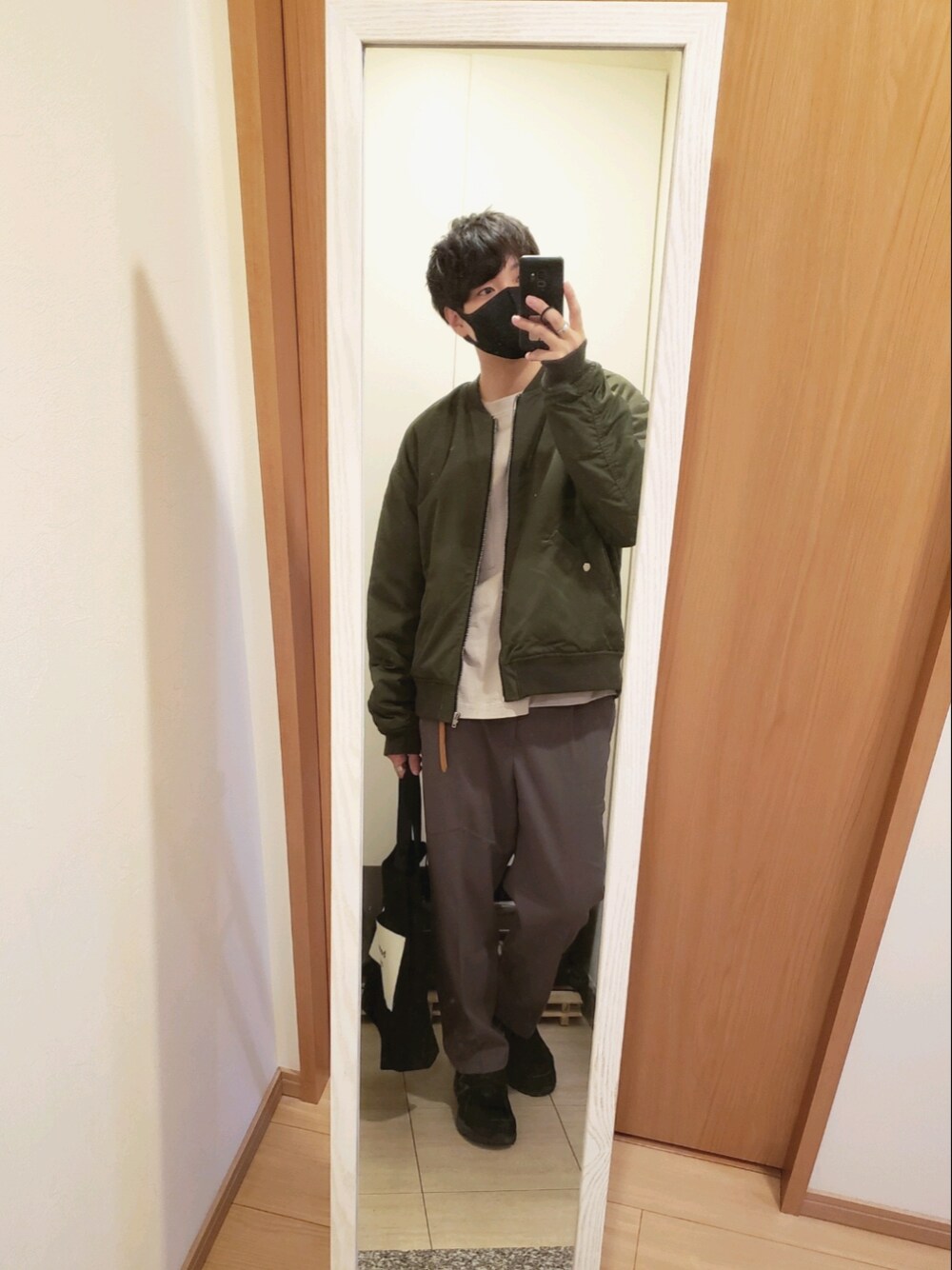 「秋コーデ、ゆるコーデ、カジュアルコーデ、バルーンパンツ、GU、MA-1、ブルゾン、NEW BALANCE 990、beautiful people、シンプルコーデ、プチプラ、カーキアウター」｜「GUのバルーンパンツ[セットアップ可能]（パンツ、ベージュ系）」を使った、fumiさん（メンズ・170cm）の秋コーディネートの1枚目の写真
