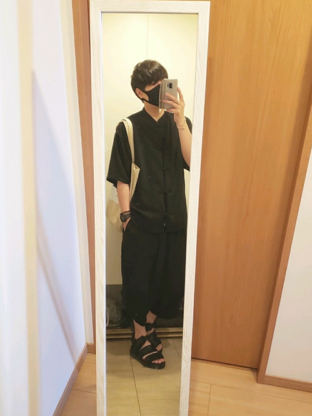 ブラック系のサンダル、ブラック系のシャツ/ブラウス、ブラック系のその他パンツを着用したメンズの夏コーディネートの1枚目の写真