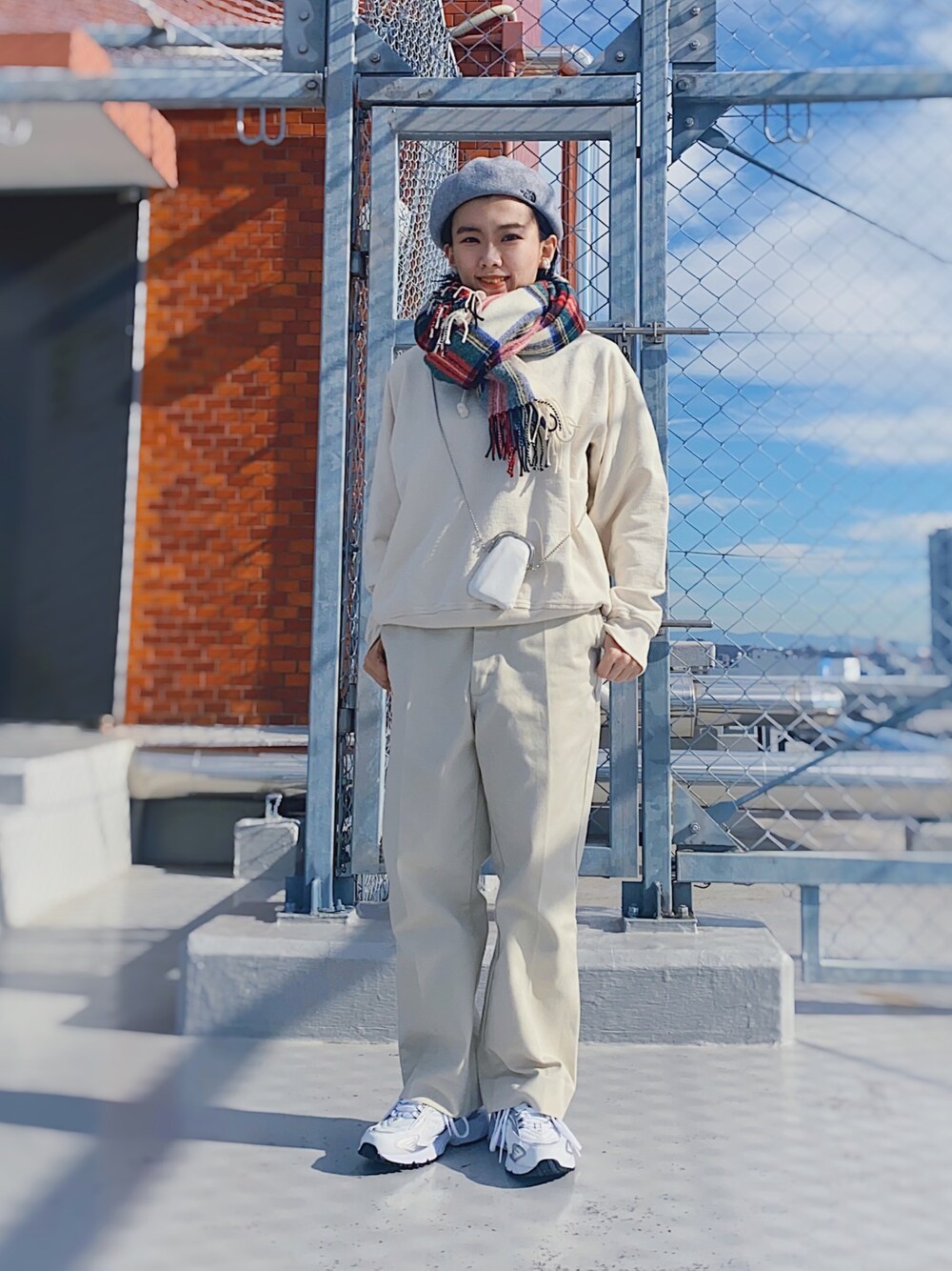 「スウェット、ベレー帽、パーカー、スニーカーコーデ、マフラーぐるぐる、THE NORTH FACE、タックイン、モード、ホワイトコーデ、シンプルコーデ、チェック柄に恋してる、マイベストコーデ2021、紅白コーデ、ストリート、あったかコーデ」｜「THE SHINZONEのアイテム（パンツ、ベージュ系）」を使った、ma---riさん（レディース・151cm）の冬コーディネートの1枚目の写真