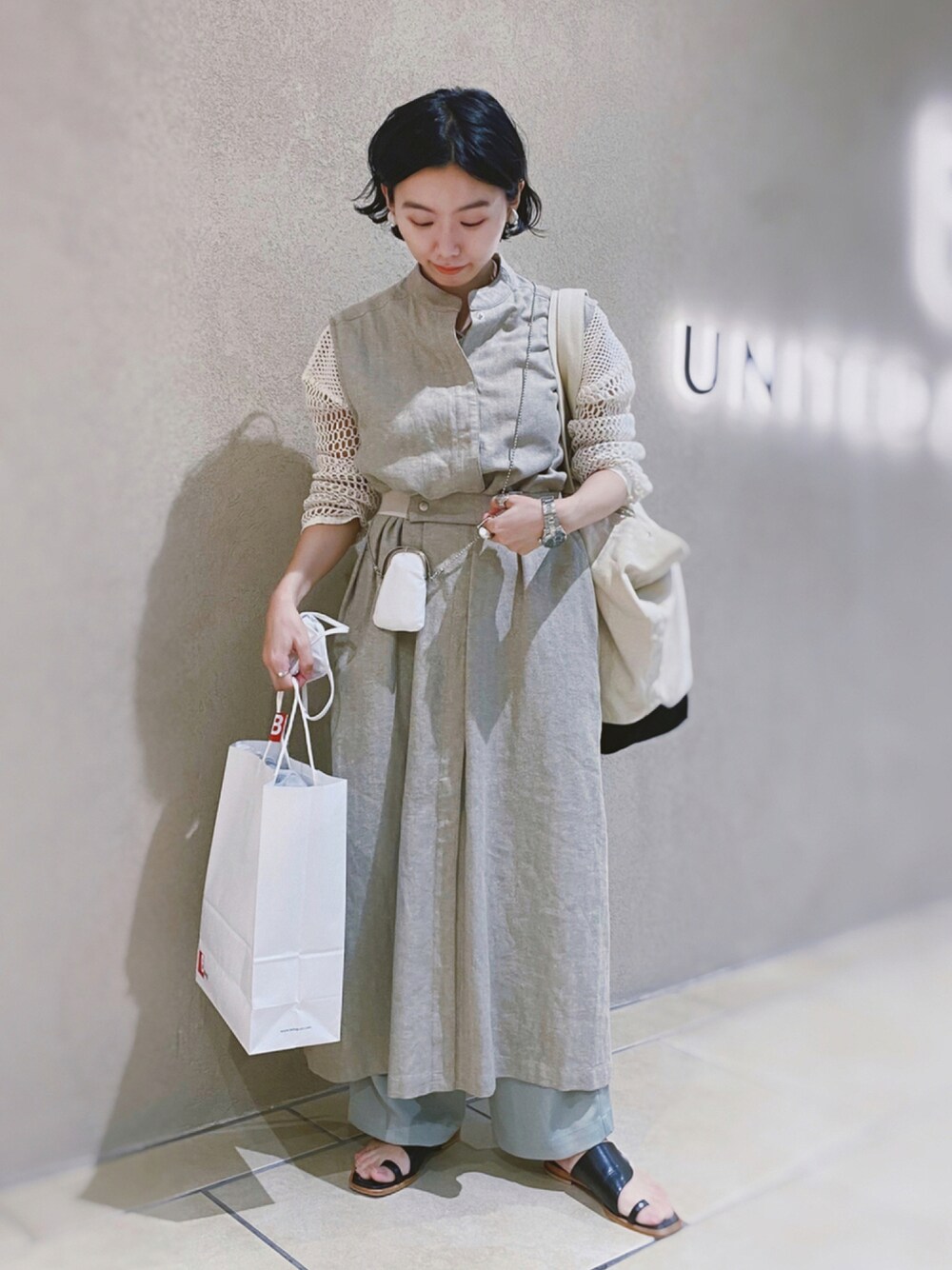 「ベージュ、ハイウエスト、レイヤードスタイル、カーキ、休日スタイル、ウエストマーク、サテンパンツ、シャツワンピ、モード、ミニバッグ、低身長コーデ、秋コーデ、スクエアバッグ、秋服準備はじめました、カラーパンツ」｜「LAURENCEの＜LAURENCE（ロランス）＞トング サンダル（サンダル、ブラック系）」を使った、ma---riさん（レディース・151cm）の秋コーディネートの1枚目の写真