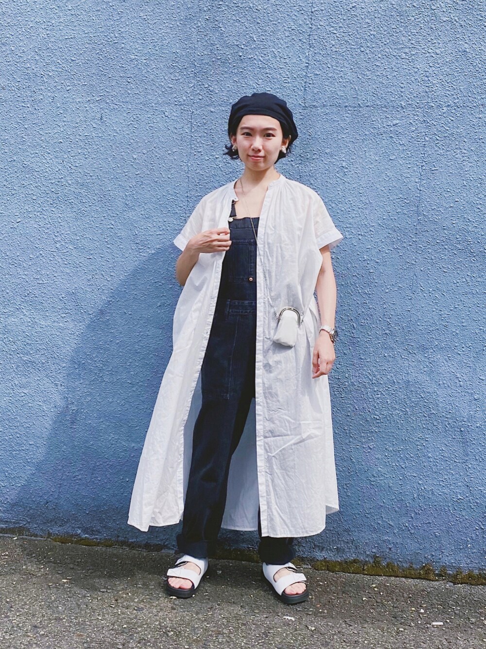 「秋コーデ、秋服準備はじめました、休日スタイル、シャツワンピ、プチプラ、GU、ワイドデニム、オーバーオール、サロペット、厚底シューズ、ミニバッグ、ベレー帽、低身長コーデ、シンプルコーデ」｜「agnes b.のA005 BERET ベレー（ハンチング/ベレー帽、ブラック系）」を使った、ma---riさん（レディース・151cm）の秋コーディネートの1枚目の写真