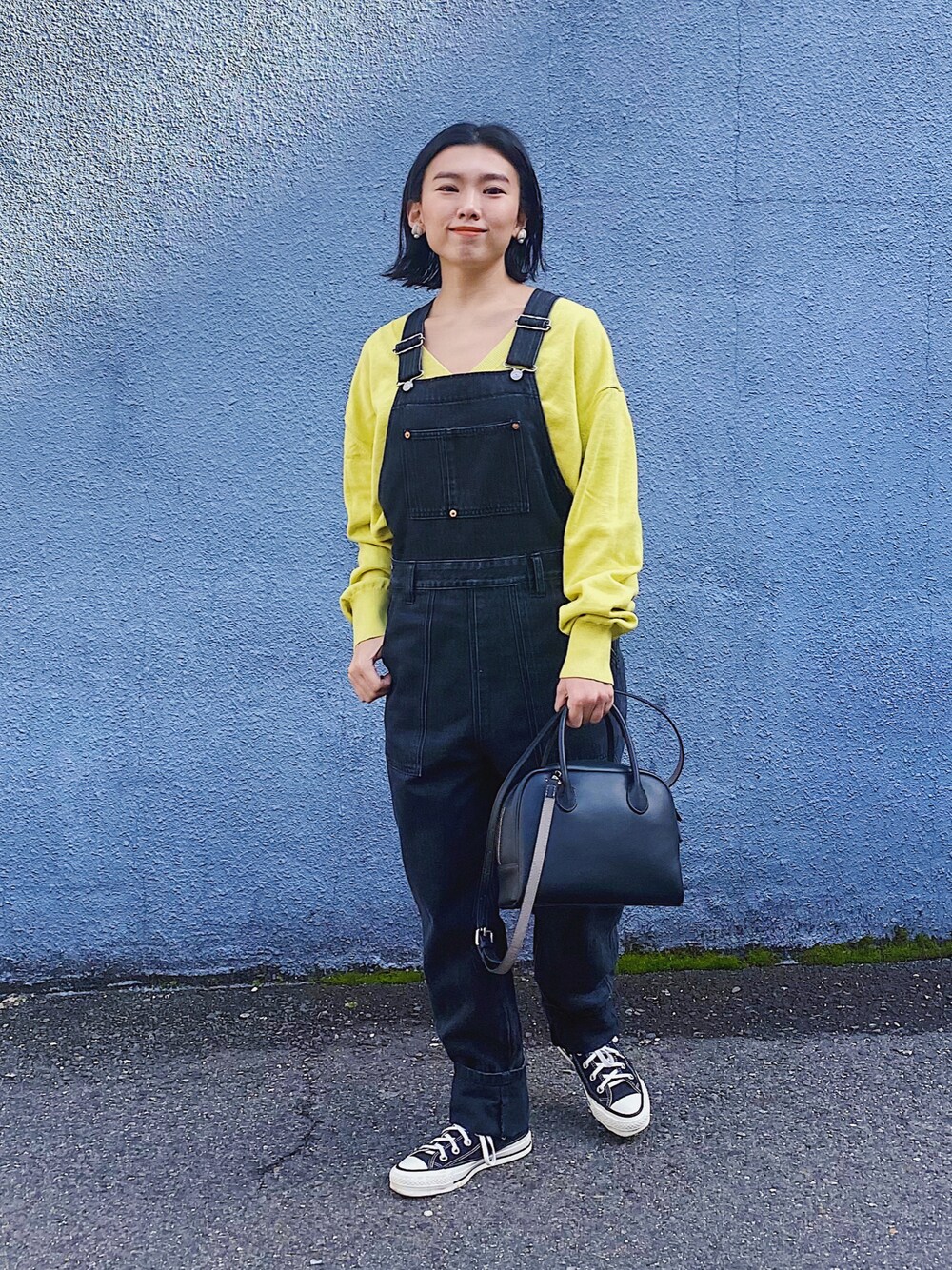 「シンプルコーデ、古着MIX、レイヤードスタイル、サロペット、カラーニット、コンバース、ボストンバッグ、カラーパレット、韓国ファッション、ビッグシルエット、春コーデ、低身長コーデ、モノトーン、休日スタイル、デニム」｜「UNITED ARROWSの＜UNITED ARROWS＞ミニマル ボストン バッグ（ボストンバッグ、ブラック系）」を使った、ma---riさん（レディース・151cm）の冬コーディネートの1枚目の写真