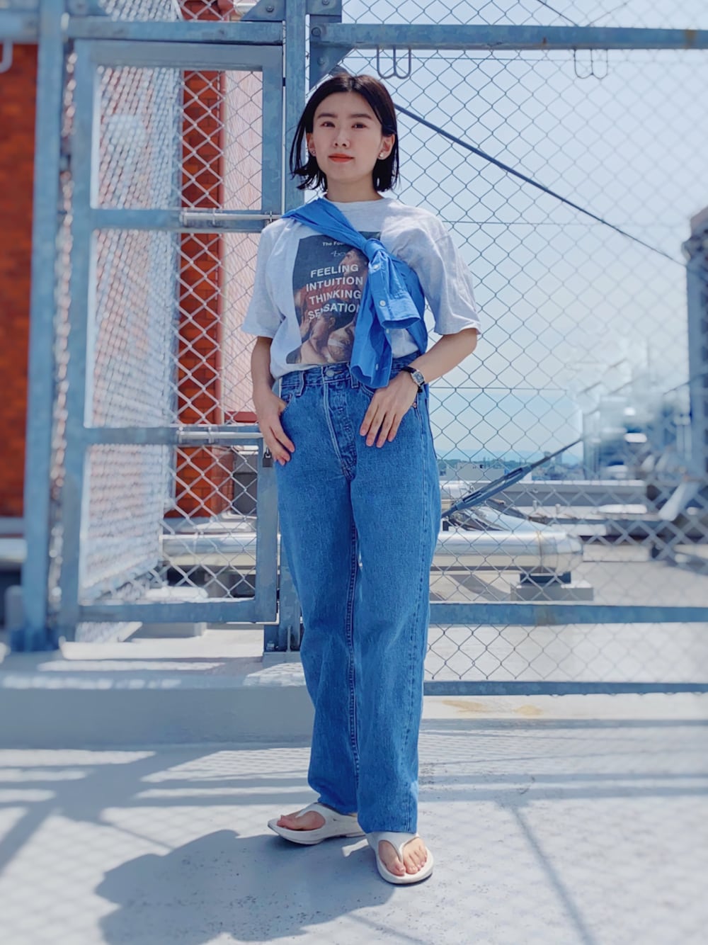 「デニムっていいよね、デニム、Levi's、古着MIX、ロゴT、Champion、たすき掛け、シャツスタイル、厚底シューズ、oofos、タックイン、低身長コーデ、夏コーデ、休日スタイル、韓国ファッション」｜「Levi'sのアイテム（デニムパンツ、ブルー系）」を使った、ma---riさん（レディース・151cm）の夏コーディネートの1枚目の写真