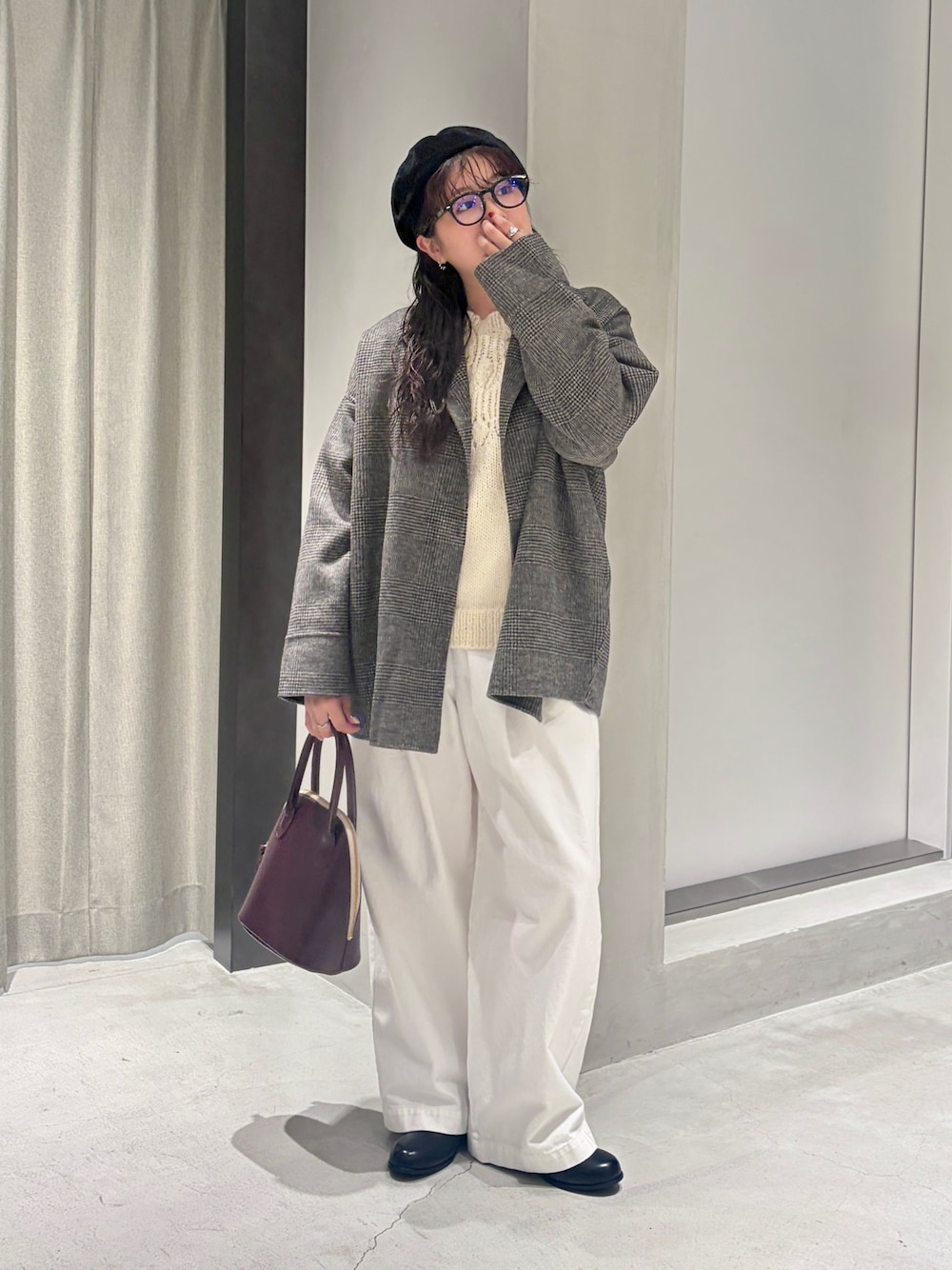ホワイト系のニット/セーター、その他のその他アウター、ホワイト系のTシャツ/カットソーを着用したレディースの秋コーディネートの1枚目の写真