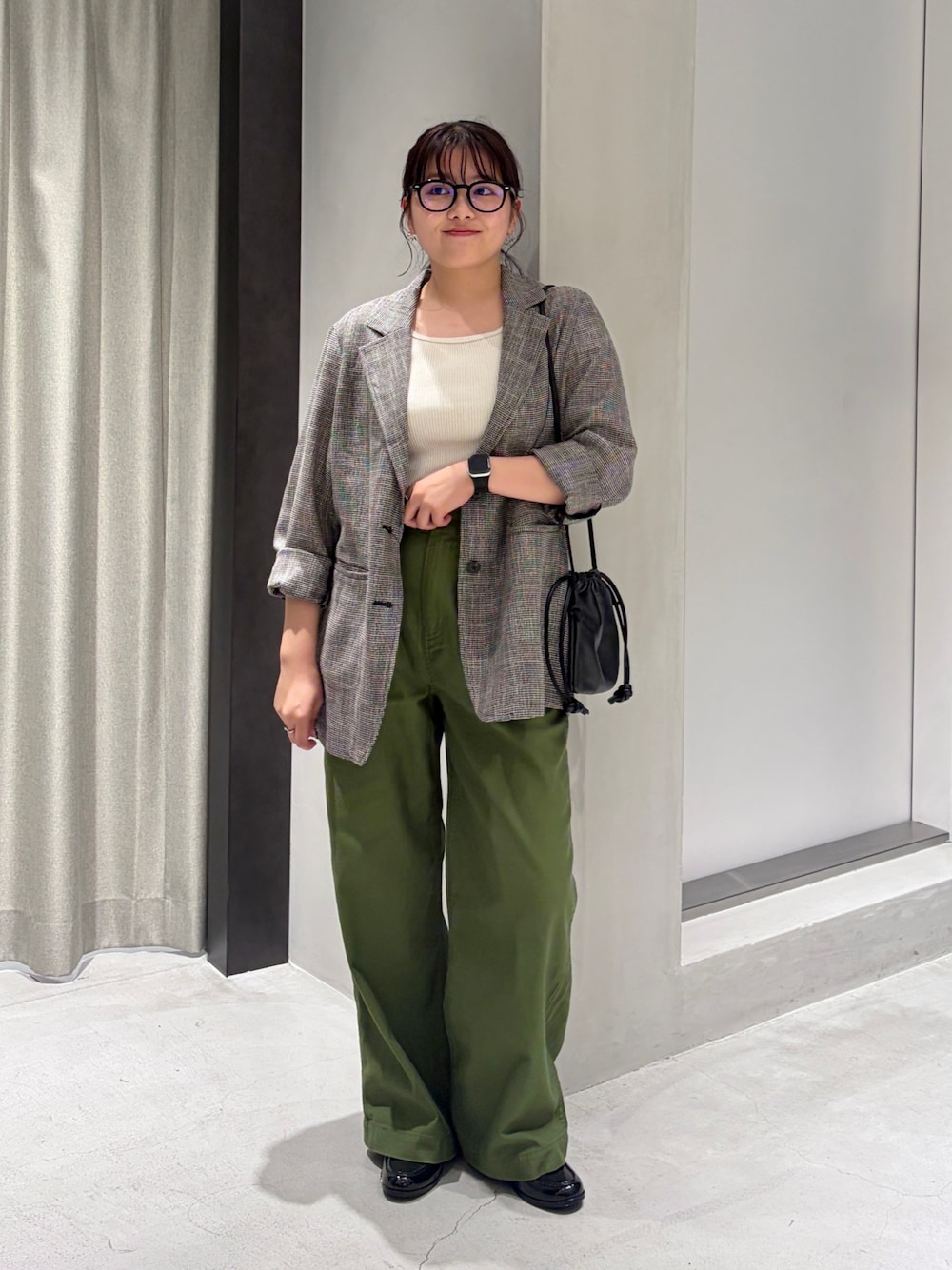 グリーン系のその他パンツ、グレー系のその他アウター、ホワイト系のタンクトップを着用したレディースの夏コーディネートの1枚目の写真