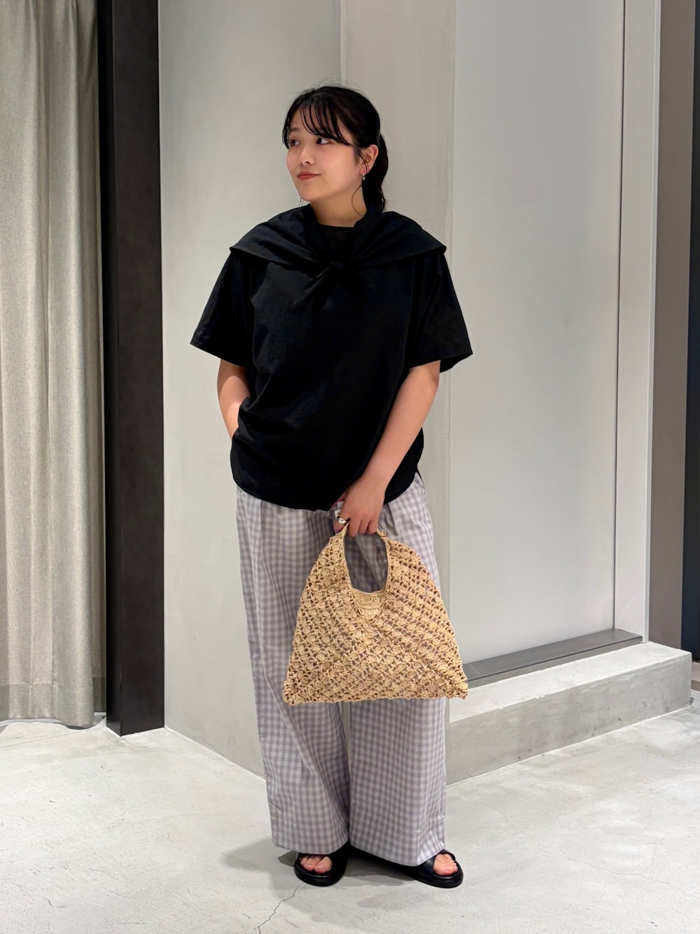 ブラック系のシャツ/ブラウス、グレー系のその他パンツ、ベージュ系のハンドバッグを着用したレディースの夏コーディネートの1枚目の写真