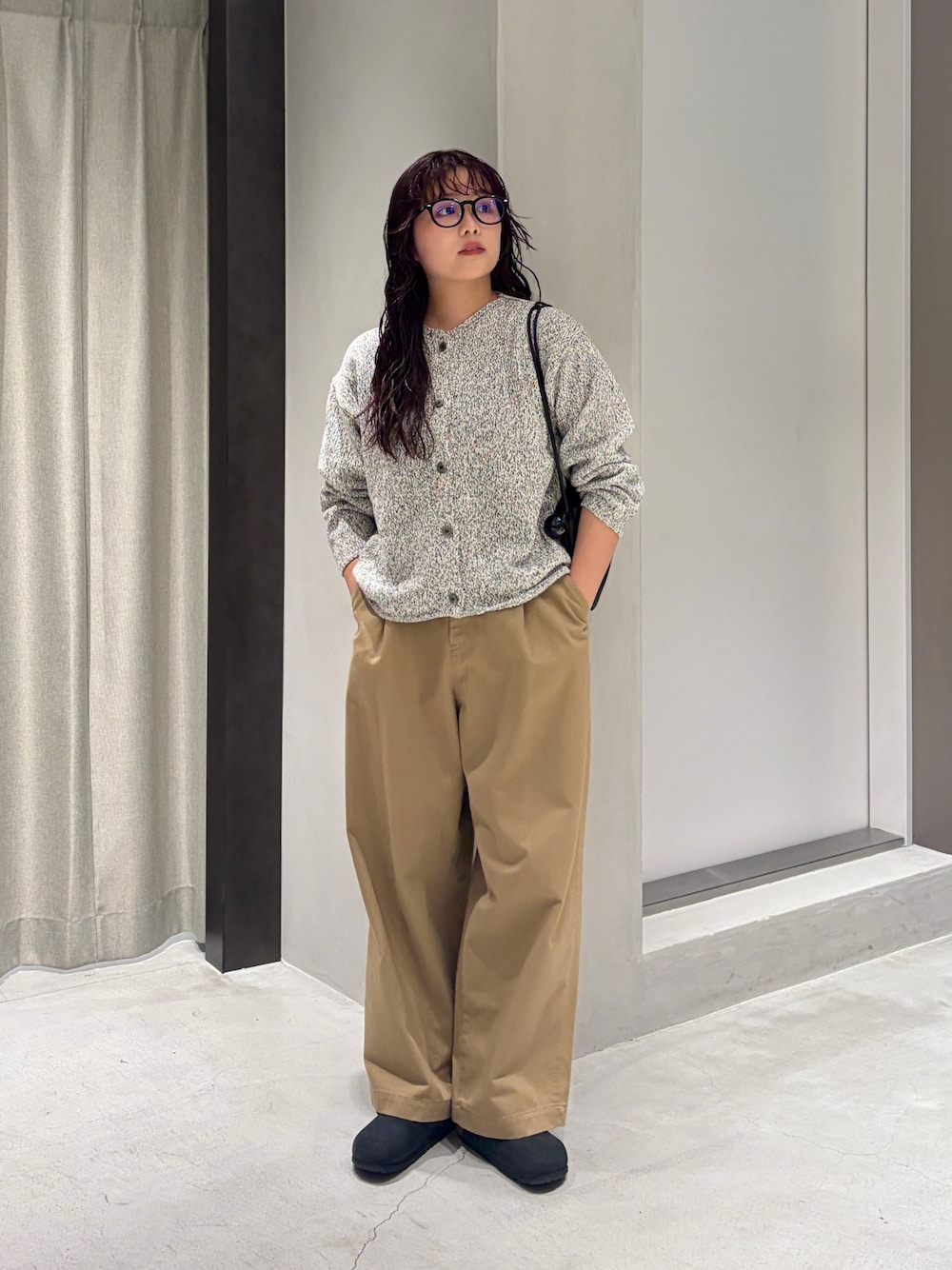 ホワイト系のカーディガン/ボレロ、ベージュ系のその他パンツ、ブラック系のその他シューズを着用したレディースの秋コーディネートの1枚目の写真