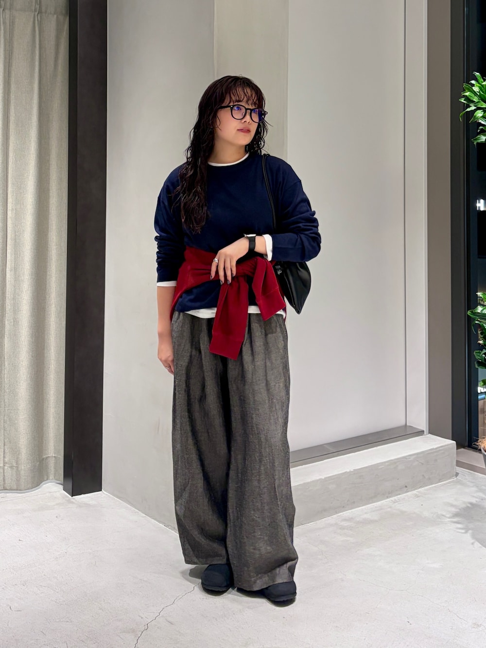 ブルー系のニット/セーター、ブラック系のその他パンツ、ブラック系のその他シューズを着用したレディースの秋コーディネートの1枚目の写真