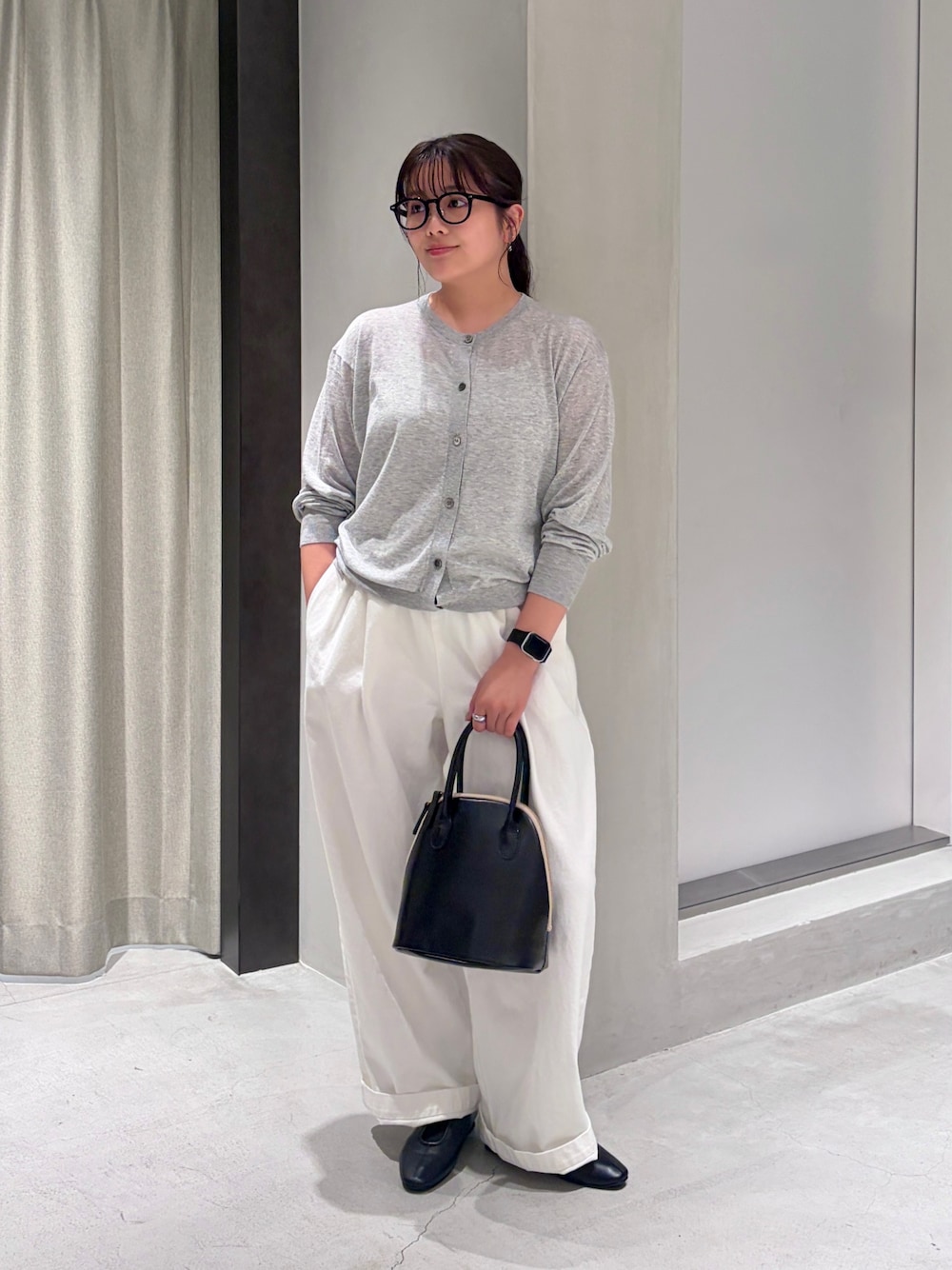 グレー系のカーディガン/ボレロ、ホワイト系のその他パンツ、ブラック系のハンドバッグを着用したレディースの夏コーディネートの1枚目の写真