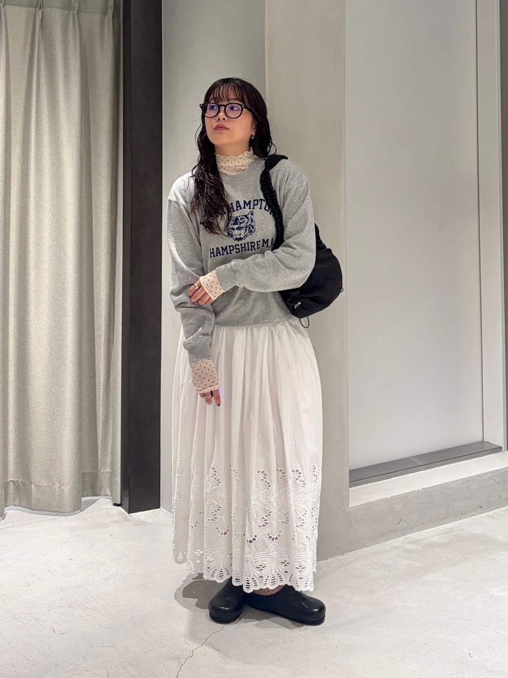 ホワイト系のスカート、その他のTシャツ/カットソー、ブラック系のショルダーバッグを着用したレディースの秋コーディネートの1枚目の写真