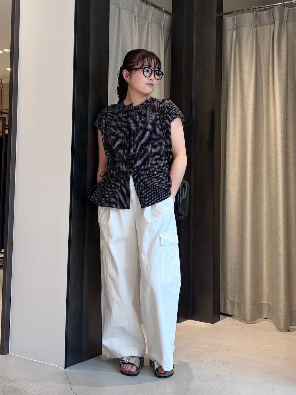 ブラック系のシャツ/ブラウス、ホワイト系のその他パンツ、シルバー系のサンダルを着用したレディースの夏コーディネートの1枚目の写真