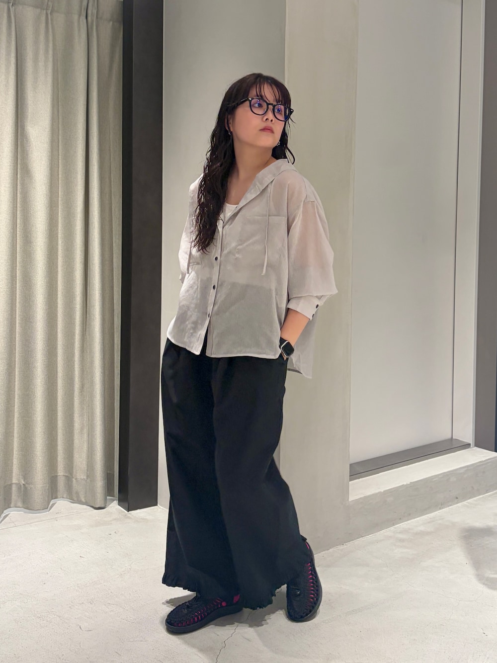 ブラック系のその他パンツ、ブラック系のサンダル、ホワイト系のタンクトップを着用したレディースの夏コーディネートの1枚目の写真