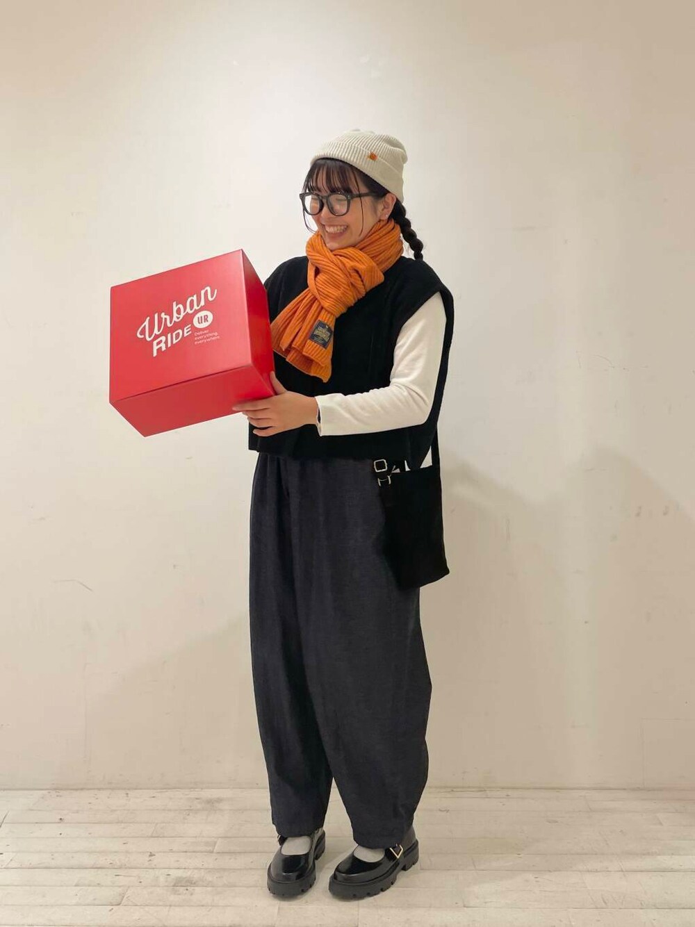 ブルー系のデニムパンツ、ホワイト系のTシャツ/カットソー、ブラック系のその他シューズを着用したレディースの冬コーディネートの1枚目の写真
