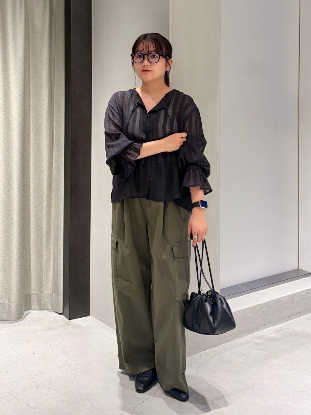 ブラック系のシャツ/ブラウス、グリーン系のその他パンツ、ブラック系のショルダーバッグを着用したレディースの夏コーディネートの1枚目の写真