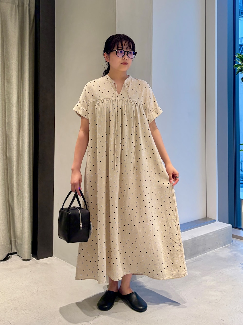 その他のワンピース、ブラック系のハンドバッグ、ブラック系のその他シューズを着用したレディースの夏コーディネートの1枚目の写真