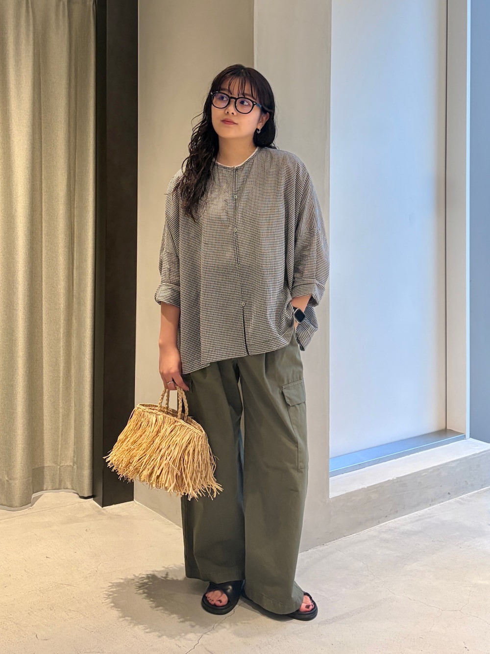 その他のシャツ/ブラウス、ベージュ系のハンドバッグ、グリーン系のその他パンツを着用したレディースの夏コーディネートの1枚目の写真