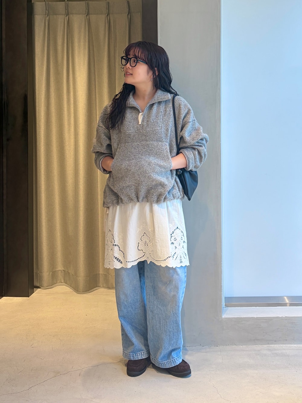 ホワイト系のその他トップス、グレー系のその他トップス、ブラウン系のローファーを着用したレディースの秋コーディネートの1枚目の写真