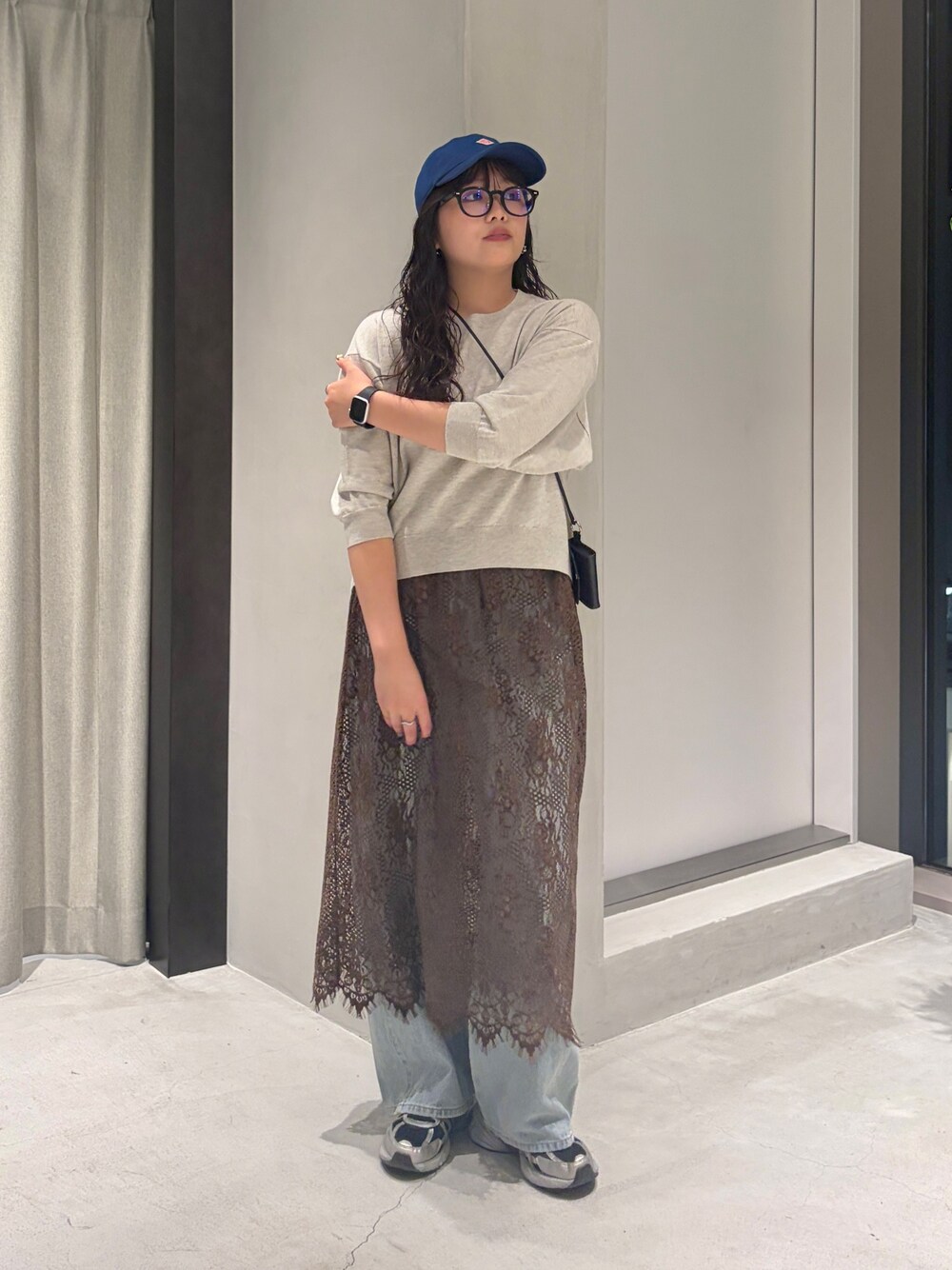 ベージュ系のその他トップス、ブルー系のデニムパンツ、ブラウン系のスカートを着用したレディースの秋コーディネートの1枚目の写真