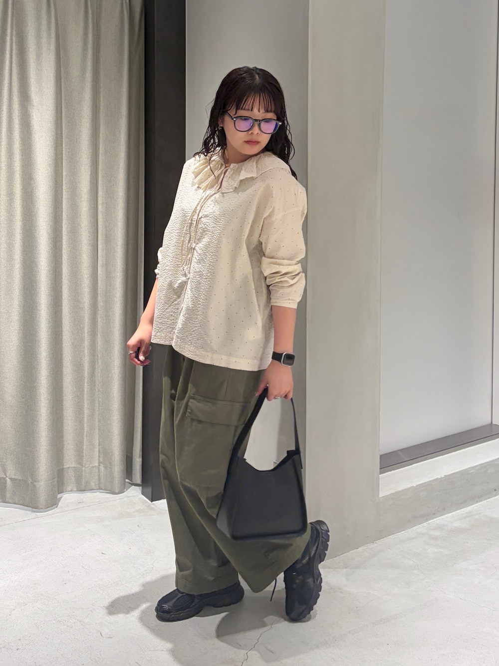 ホワイト系のシャツ/ブラウス、グリーン系のその他パンツ、ブラック系のハンドバッグを着用したレディースの秋コーディネートの1枚目の写真