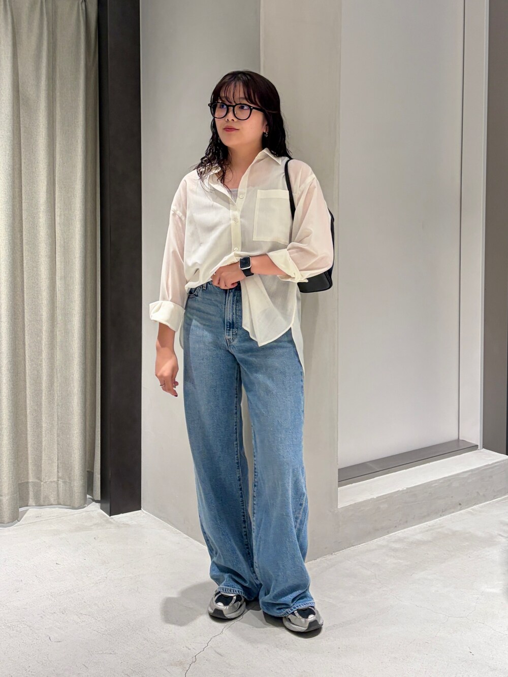 ホワイト系のシャツ/ブラウス、グレー系のタンクトップ、ブルー系のデニムパンツを着用したレディースの夏コーディネートの1枚目の写真