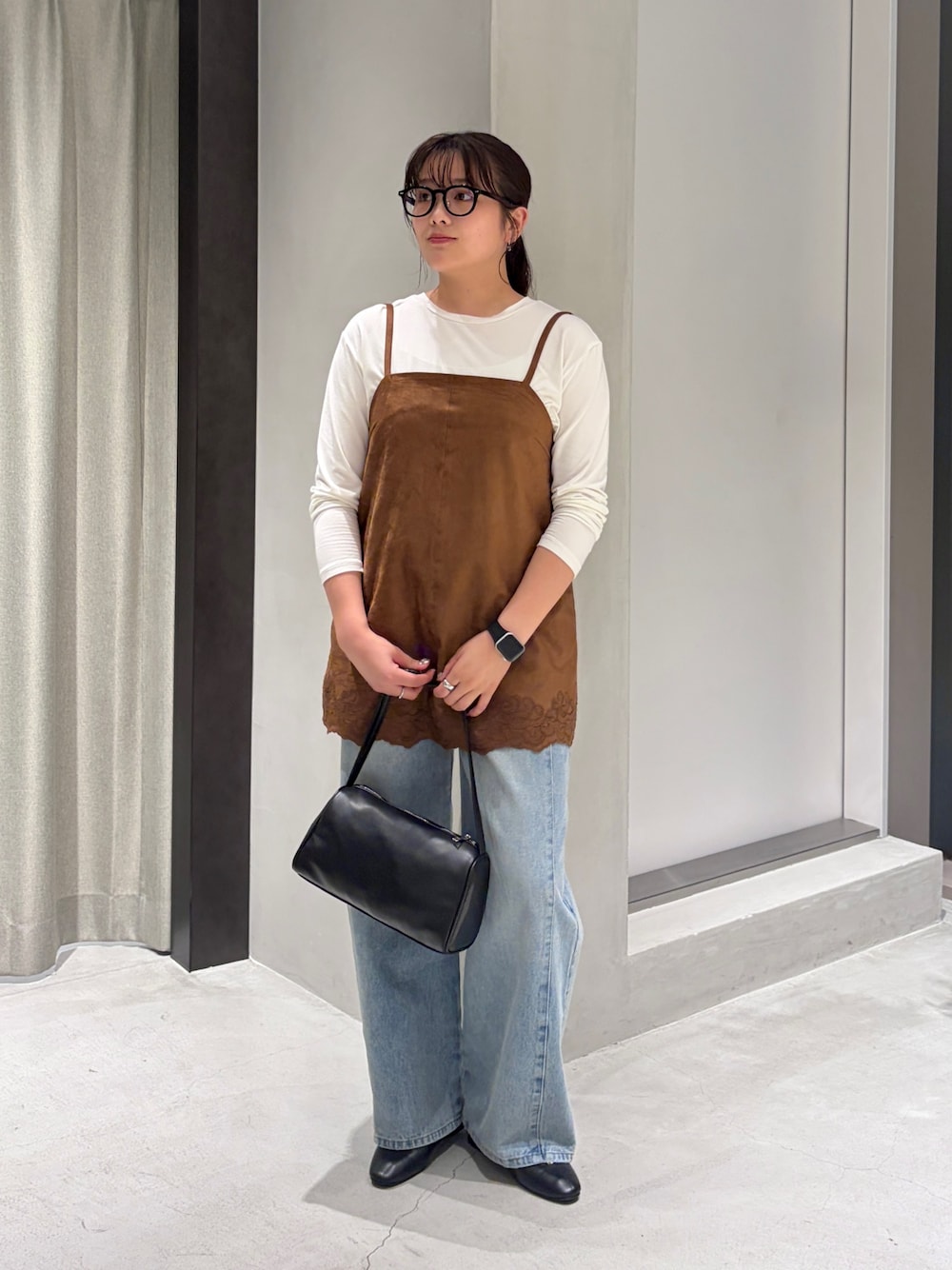 イエロー系のその他トップス、ホワイト系のTシャツ/カットソー、ブラック系のハンドバッグを着用したレディースの夏コーディネートの1枚目の写真