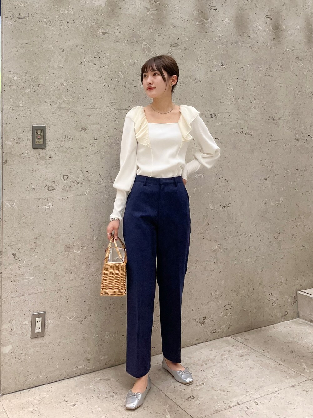 「オトナカワイイ、きれいめカジュアル、シンプルコーデ、初秋コーデ、通勤コーデ、オフィスカジュアル、チノパン、フリルトップス、プチプラ、バレエシューズ、フレンチガーリー、プチプラコーデ、オフィスコーデ、韓国ファッション、韓国コーデ」｜「EPIMI E'PIMMYのセンタープレスチノパンツ（チノパンツ、ブルー系）」を使った、EPIMI ÉPIMMYさん（レディース・164cm）の夏コーディネートの1枚目の写真