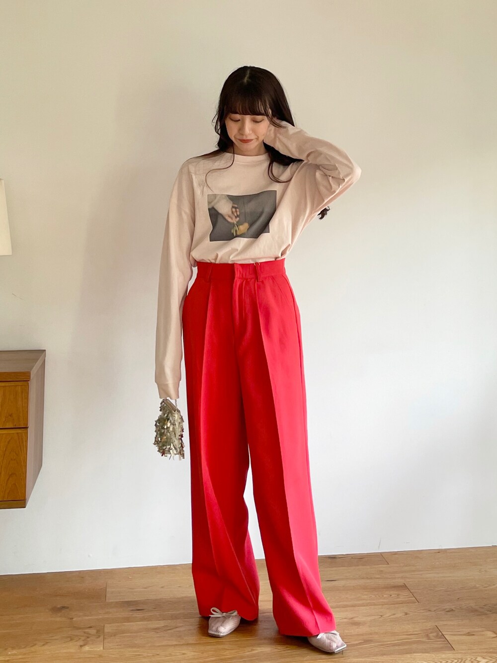 「春服みてみて、カラー×コーデ、カラーパンツ、カラーコーデ、カラーパレット、スラックス、ロンT、プチプラコーデ、プチプラ、フラットシューズ、ストリートMIX、カジュアルガーリー、ワントーンコーデ、赤パンツ、ピンクコーデ」｜「EPIMI E'PIMMYのセンタープレスワイドスラックスパンツ（スラックス、レッド系）」を使った、EPIMI ÉPIMMYさん（レディース・159cm）の春コーディネートの1枚目の写真