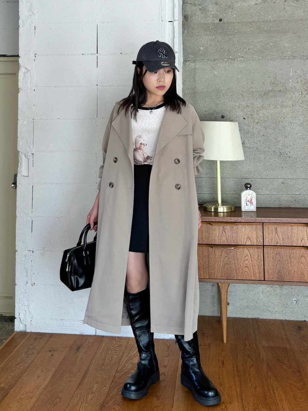 「アウトドアスタイル、秋コーデ、休日スタイル、キャップ、大人カジュアル、秋冬コーデ、大人ガーリー、秋先取りコーデ、ロングブーツ、ボストンバッグ、トレンチコート、韓国ファッション、スポーツミックス、Tシャツ、ショートパンツ」｜「EPIMI E'PIMMYのスラブリンガーオーバーTシャツ（Tシャツ/カットソー、ベージュ系）」を使った、EPIMI ÉPIMMYさん（レディース・159cm）の秋コーディネートの1枚目の写真