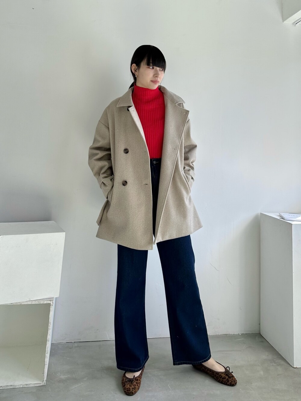 「タートルネック、レイヤードスタイル、韓国ファッション、冬アウター、クリスマスに着たい服、休日スタイル、マイベストコーデ2023、赤、お出かけコーデ、コート、デニム、きれいめカジュアル、バレエシューズ、レオパード、冬を彩る色いろコーデ」｜「EPIMI E'PIMMYのタックスリーブダブルフェイスミドルコート（その他アウター、ベージュ系）」を使った、EPIMI ÉPIMMYさん（レディース・166cm）の冬コーディネートの1枚目の写真