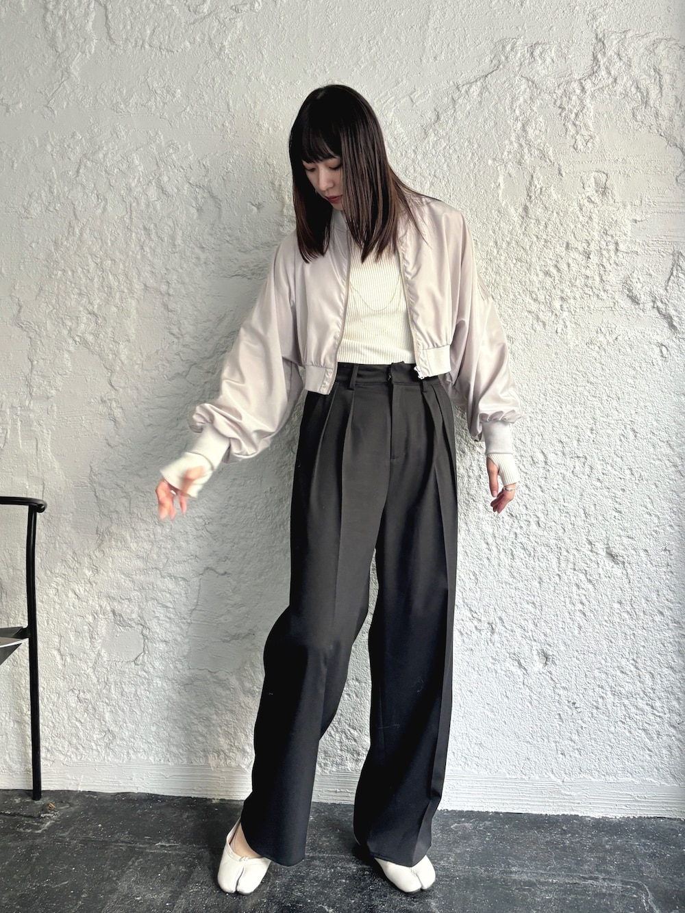 「新星WEARISTAにエントリー、レイヤードスタイル、韓国ファッション、休日スタイル、冬アウター、クリスマスに着たい服、マイベストコーデ2023、お出かけコーデ、プチプラ、きれいめカジュアル、タートルネック、ストリート、シンプルスタイル、MA-1、スラックス」｜「EPIMI E'PIMMYのツータックワイドスラックス（スラックス、ブラック系）」を使った、EPIMI ÉPIMMYさん（レディース・166cm）の冬コーディネートの1枚目の写真
