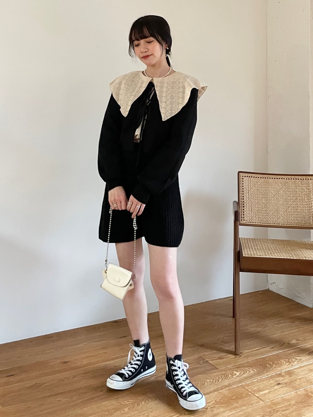 「私の推しブランド、ビッグカラー、モード、韓国ファッション、プチプラ、モノトーン、ワントーンコーデ、レイヤードスタイル、モード系女子、コンバース、プチプラコーデ、ショートパンツ、ニットショーパン、ニットショートパンツ、ブラックコーデ」｜「EPIMI E'PIMMYの〈Set upにも〉ビックカラーコットンレースブラウス（シャツ/ブラウス、ベージュ系）」を使った、EPIMI ÉPIMMYさん（レディース・159cm）の冬コーディネートの1枚目の写真